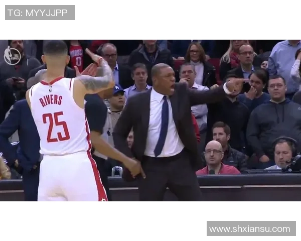 最新体育动态：从球场到更衣室全了解